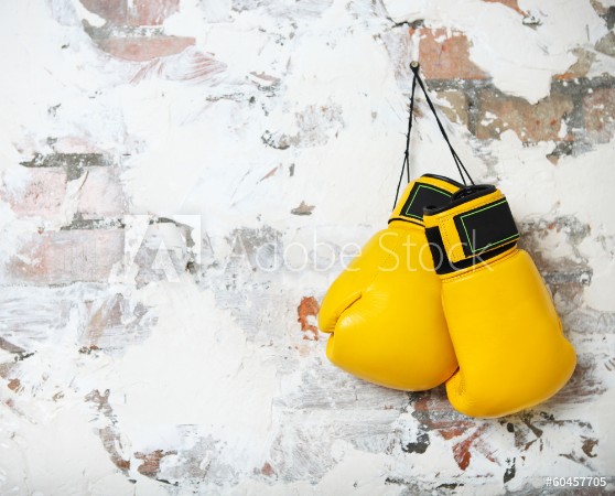 Afbeeldingen van Pair of yellow boxing gloves hanging
